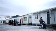 Διανομή λεξικών σε πρόσφυγες στον Ελαιώνα
