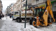 Φλώρινα: Μεταφέρουν το χιόνι εκτός πόλης με φορτηγά