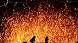 «Μπάνιο» σε σπίθες από λιωμένο σίδηρο