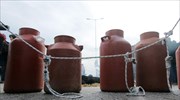 Κτηνοτρόφοι έχυσαν γάλα και έκλεισαν για δύο ώρες την Λάρισας - Κοζάνης