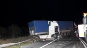 Νταλίκα έπεσε σε γκρεμό στην Εγνατία, κοντά στην Παραμυθιά