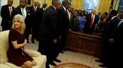 Λευκός Οίκος: Με τα παπούτσια η σύμβουλος Τραμπ στον καναπέ του Οβάλ Γραφείου