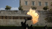 Πορεία μαθητών: Έριξαν μολότοφ στο προαύλιο της Βουλής