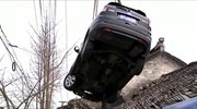 Αυτοκίνητο κατέληξε σε οροφή σπιτιού στην Κίνα