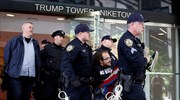 Συλλήψεις 25 διαδηλωτών στο λόμπι του Πύργου Τραμπ