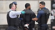 Λονδίνο: Ύποπτος για τρομοκρατία ο οπλισμένος συλληφθείς κοντά στο κοινοβούλιο