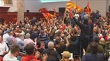ΠΓΔΜ: Διαδηλωτές ξυλοκόπησαν βουλευτές στο κοινοβούλιο