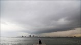 Συννεφιασμένο σκηνικό λίγο πριν τους μουσώνες