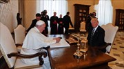 Κλίμα αμηχανίας στη συνάντηση Τραμπ - Πάπα Φραγκίσκου