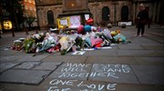 Μεσίστιες οι σημαίες σε ένδειξη πένθους για την επίθεση στο Μάντσεστερ