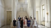 NATO: Ο σύζυγος του πρωθυπουργού του Λουξεμβούργου στη φωτογραφία με τις Πρώτες Κυρίες