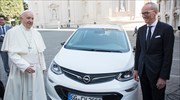 Ο Πάπας παρέλαβε ένα ηλεκτρικό Opel Ampera-e