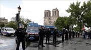 Επίθεση σε αστυνομικό έξω από την Παναγία των Παρισίων