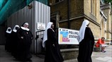 Στις κάλπες για τις πρόωρες βουλευτικές εκλογές οι Βρετανοί ψηφοφόροι