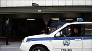 Επίθεση κουκουλοφόρων σε περιπολικό που μετέφερε κρατούμενο