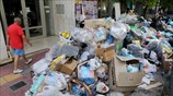 Σωρεύονται τα σκουπίδια στους δρόμους της Αθήνας