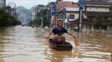 Φονικές πλημμύρες σαρώνουν τη νότια Κίνα