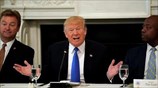 Πιέζει ο Τραμπ για άμεση αντικατάσταση του Obamacare