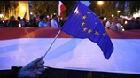Παραμένουν στους δρόμους οι Πολωνοί, συνεδριάζει εκτάκτως η Κομισιόν