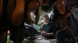 Κατασκευάζοντας σανδάλια στο Ψυρρή