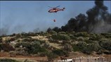 Προσπάθειες για να τεθεί υπό έλεγχο η πυρκαγιά στα Καλύβια