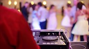 ΗΠΑ: DJ σε γάμο άδειασε το κουτί δώρων του ζευγαριού