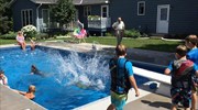 ΗΠΑ: 94χρονος έφτιαξε πισίνα στον κήπο του για τα παιδιά της γειτονιάς του