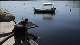 Oικολογική καταστροφή στη Σαλαμίνα μετά από βύθιση δεξαμενόπλοιου (UPD)