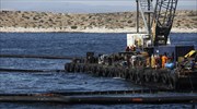 Συνεχίζονται οι εργασίες αντιμετώπισης της πετρελαιοκηλίδας στον Σαρωνικό