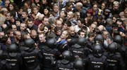 Βίαια επεισόδια και δεκάδες τραυματίες στην Καταλονία