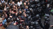 Εννέα αστυνομικοί και δύο μέλη των υπηρεσιών ασφαλείας τραυματίστηκαν στην Καταλονία