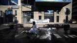 Ρύπανση στον Σαρωνικό: Δράση της Greenpeace έξω από το υπ. Περιβάλλοντος