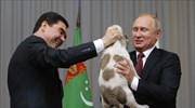 Ένα κουτάβι έλαβε ως δώρο γενεθλίων ο Πούτιν από τον πρόεδρο του Τουρκμενιστάν