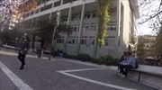 Μέλη του «Ρουβίκωνα» πέταξαν μπογιές στο Δικαστικό Μέγαρο Λάρισας