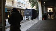 Χειροπέδες σε οδηγό που πήγε να παρασύρει αστυνομικό έξω από τα γραφεία του ΠΑΣΟΚ