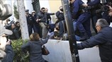Δολοφονία εφοριακού: Οργή και προπηλακισμοί κατά την προσαγωγή του κατηγορούμενου στον ανακριτή