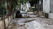 Σύμη: Χείμαρροι παρέσυραν τρία οχήματα στο λιμάνι