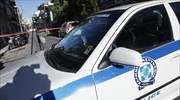 Αλλοδαπός απειλεί να πέσει από τον έβδομο όροφο κτηρίου στον Πειραιά