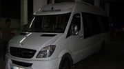 Είχαν κρύψει μετανάστες στο κάτω μέρος λεωφορείου