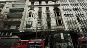 Υπό μερικό έλεγχο η φωτιά σε ακατοίκητο κτήριο στην Πατησίων