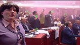 Αλβανία: Καπνογόνα από βουλευτές και ξύλο μέσα στη βουλή
