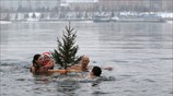 Χειμερινό κολύμπι με χριστουγεννιάτικο δέντρο 