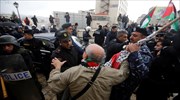 Βηθλεέμ: Παλαιστίνιοι διαδηλωτές επιτέθηκαν στο αυτοκίνητο του πατριάρχη Ιεροσολύμων