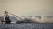 Πυρκαγιά σε αγκυροβολημένο σκάφος στον Άλιμο