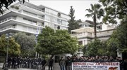 Ελαφρά τραυματίας αστυνομικός στη συγκέντρωση του ΠΑΜΕ στο Μαξίμου