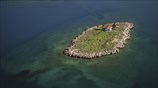 Από ψηλά... το νησάκι των Αγίων Κωνσταντίνου και Ελένης