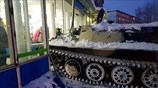 «Εισβολή» τανκ σε σούπερ μάρκετ