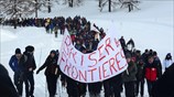 Πορεία στο χιόνι για τους πρόσφυγες