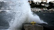 Παροπλισμένο πλοίο παρασύρθηκε από τους ισχυρούς ανέμους στο λιμάνι του Πειραιά