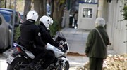 Μικροένταση έξω από το θέατρο «Εμπρός» στου Ψυρρή